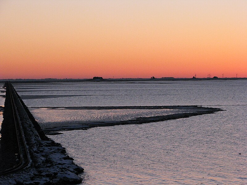 File:2010-03-06 Blick über den Lorendamm (links) zur Hallig Nordstrandischmoor.JPG