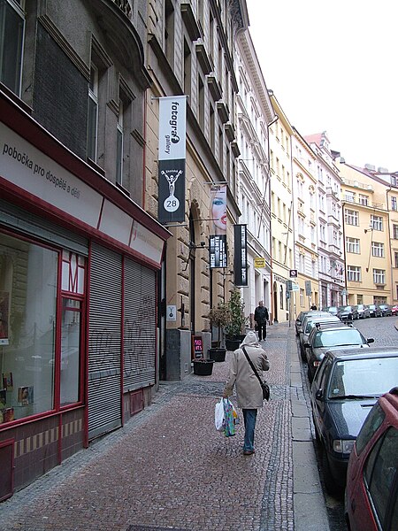 File:2011 03 16 Leica Galerie Praha.JPG