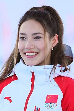 2020-01-18 Eileen Gu at the 2020 Winter Youth Olympics – Women's Freeski Slopestyle – Mascot Ceremony (Martin Rulsch) 18 (cropped).jpg