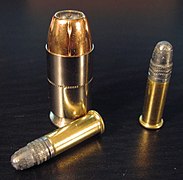 Dos cartutxos .22 LR comparats amb un .45 ACP