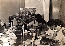לפיד מתדרך כתבים צבאיים לאחר נפילת המטוס עם הנווט רון ארד, בנוכחות מפקד חה"א עמוס לפידות, אוקטובר 1986