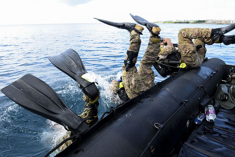File:320th STS Airmen execute amphibious training 150922-F-GR156-396.jpg