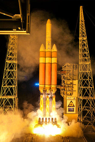 Delta 4 heavy launch. Delta IV Heavy. Ракета Дельта. Самая гигантская ракета. Огромная ракетная система ОАЭ.