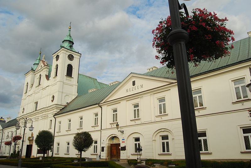 File:4 Rzeszów, zespół klasztorny pijarów, 1642-1646, 1703-1707.JPG