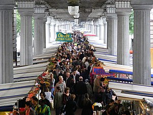 A-public-market-in-Paris Marché-de-Grenelle located-in-boulevard-Grenelle sunday-first-juin-2008 from-Dupleix-subway-station 816x612.jpg