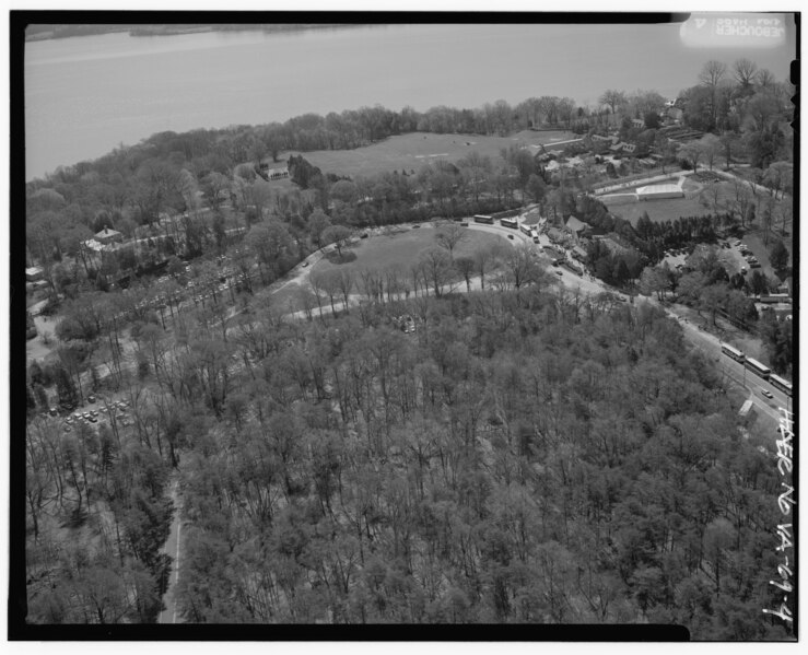 File:AERIAL VIEW OF MT. VERNON TERMINUS, SOUTHERN TERMINUS OF GEORGE WASHINGTON MEMORIAL PARKWAY (GWMP), LOOKING SOUTHEAST. - George Washington Memorial Parkway, Along Potomac River HAER VA,30- ,8-4.tif