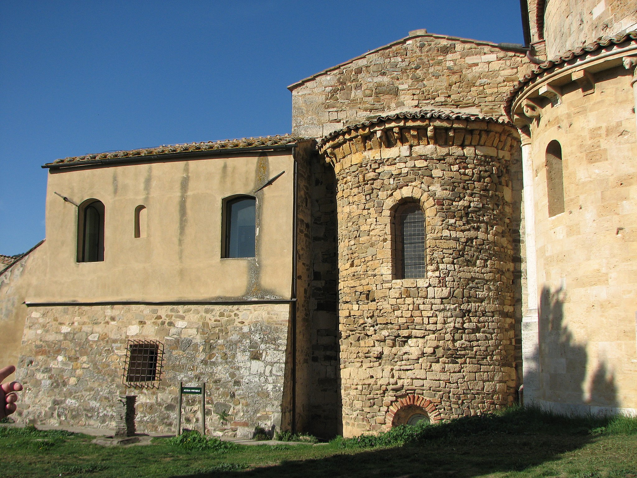 L'Abbazia di Sant'Antimo. L'abside della cappella Carolingia, attualmente sagrestia della chiesa