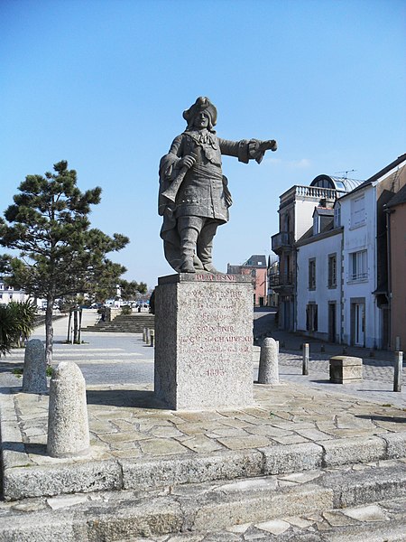 File:Abraham Duquesne Statue 07 (Concarneau).JPG