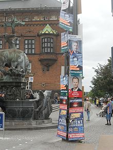 Electoral posters in Copenhagen in May 2014, for the European election. Posters for the Social Democrats, Conservatives, and Venstre appear here. The posters at the bottom relate to the referendum on a Unified Patent Court. On a lamppost in the background of the image, a poster for the People's Movement against the EU is also visible. Affiches electorales Danemark 2014.JPG