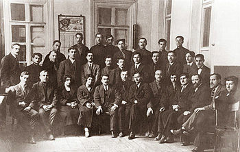 Ахмед Джавад (3-й справа во втором ряду) с учителями техникума им. Н. Нариманова. 1924 год