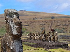 阿胡湯加里基及波伊克火山，前景是附近的「旅行摩艾」。