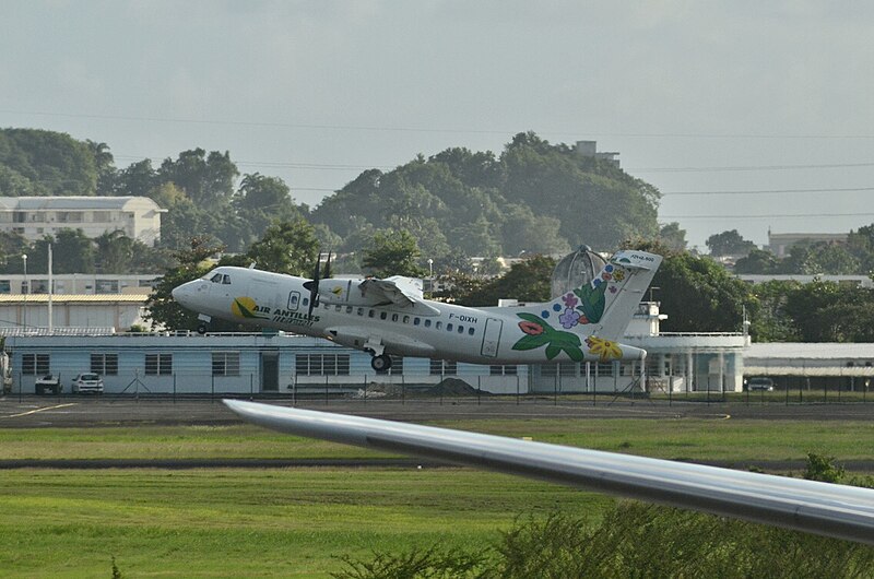 File:Air Antilles Express ATR 42-500 (F-OIXH) taking off (2).jpg