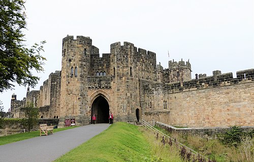 Alnwick Castle (46520242722).jpg