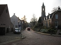 Straatbeeld met kerk