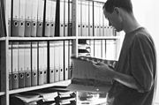 Das Schwarz-Weiß-Negativ-Archiv mit Aufnahmen von Andreas Bohnenstengel umfasst über 100 Aktenordner