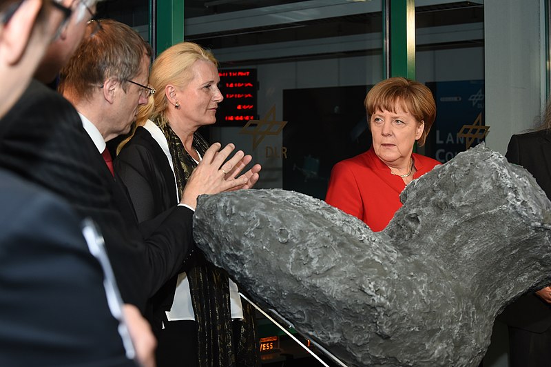 File:Angela Merkel im Philae-Kontrollzentrum (26488220813).jpeg