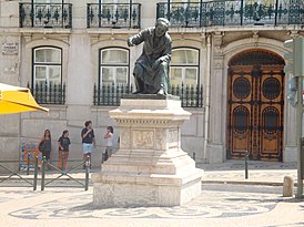 Скульптура писателя на площади Шиаду в Лиссабоне