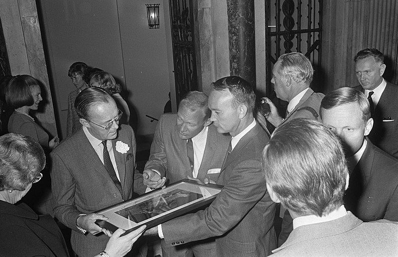 File:Astronauten en hun echtgenotes worden ontvangen in het Paleis op de Dam Koningi, Bestanddeelnr 922-8552.jpg