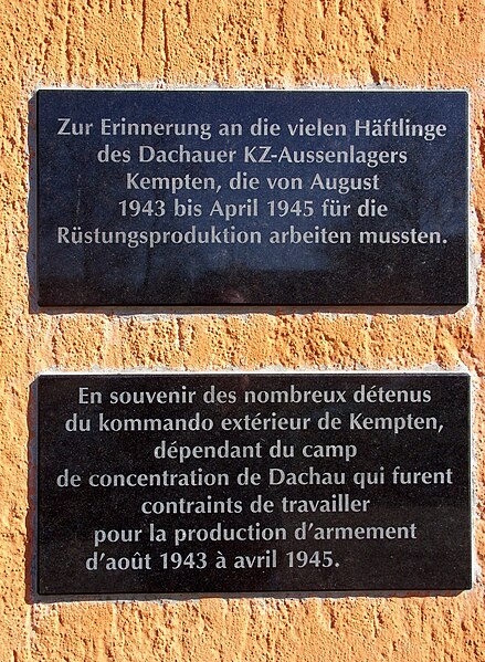 File:Aussenlager Kempten Gedenktafel Tierzuchthalle.jpg