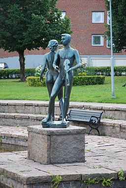 Folkevisen af Axel Wallenberg, placeret i 1954 i Kyrkparken, Gislaveds første offentlige skulptur