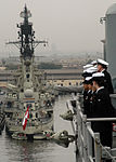 A popa do BAP Almirante Grau vista do navio americano USS Pearl Harbor.