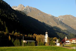 Bach - Ort mit Kirche im Tiroler Lechtal.JPG