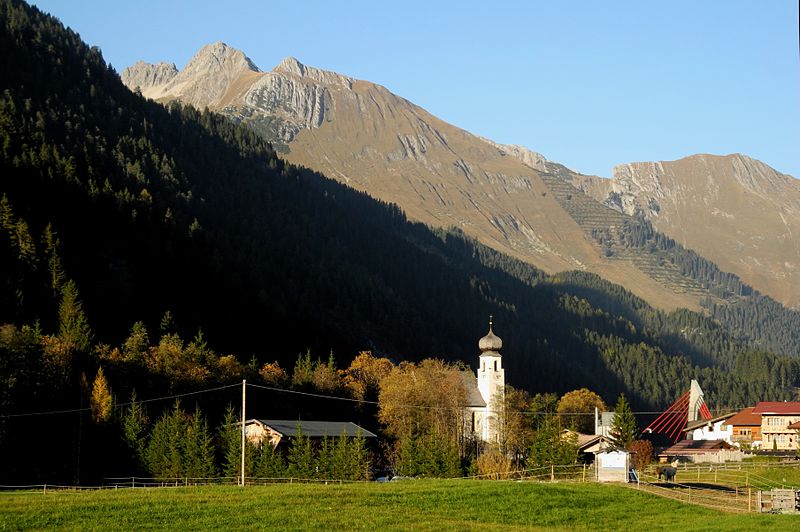 File:Bach - Ort mit Kirche im Tiroler Lechtal.JPG