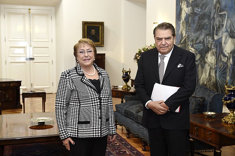 File:Bachelet sostiene reunión con Mario Kreutzberger.jpg