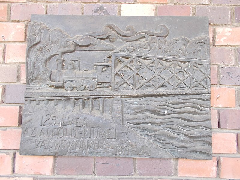 File:Bahnhof, Relief, 2022 Gyula.jpg