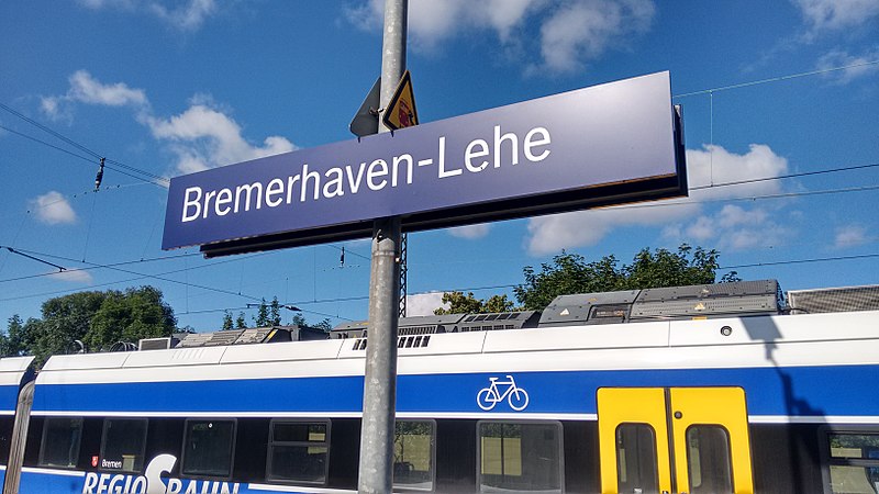 File:Bahnhofsschild Bremerhaven-Lehe 1707090933.jpg