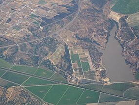 Barragem de Muge (à direita), vendo-se Granho no canto superior esquerdo