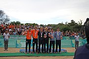 Deutsch: Beachvolleyball bei den Olympischen Jugendspielen 2018; Tag 11, 17. Oktober 2018; Jungen, Medaillenzeremonie - Gold: Schweden (David Åhman & Jonatan Hellvig), Silber: Niederlande (Matthew Immers & Yorick de Groot), Bronze: Argentinien (Bautista Amieva & Mauro Zelayeta) English: Beach volleyball at the 2018 Summer Youth Olympics at 17 October 2018 – Boys Victory ceremony - Gold: Sweden (David Åhman & Jonatan Hellvig), Silver: Netherlands (Matthew Immers & Yorick de Groot), Bronze: Argentina (Bautista Amieva & Mauro Zelayeta)