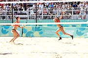 Deutsch: Beachvolleyball bei den Olympischen Jugendspielen 2018; Tag 9, 15. Oktober 2018; Mädchen, Viertelfinale: USA-Spanien 2–1 (21–19/17–21/15–9) English: Beach volleyball at the 2018 Summer Youth Olympics at 15 October 2018 – Girls Quarterfinals: USA-Spain 2–1 (21–19/17–21/15–9)