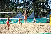 Deutsch: Beachvolleyball bei den Olympischen Jugendspielen 2018; Tag 8, 14. Oktober 2018; Mädchen, Achtelfinale – Bolivien-Puerto Rico 0:2 (18–21/18–21 ) English: Beach volleyball at the 2018 Summer Youth Olympics at 14 October 2018 – Girls Round of 16 – Bolivia-Puerto Rico 0:2 (18–21/18–21 )