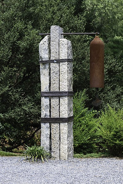 File:Bell in Japanese Garden NBG 2 LR.jpg