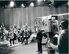 Леонард Бернстайн и музыканты оркестра на репетиции в телевизионной студии (около 1958)