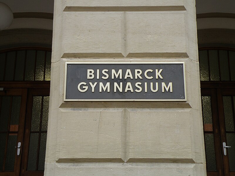 File:Bismarck-Gymnasium-Gedenktafel.jpg