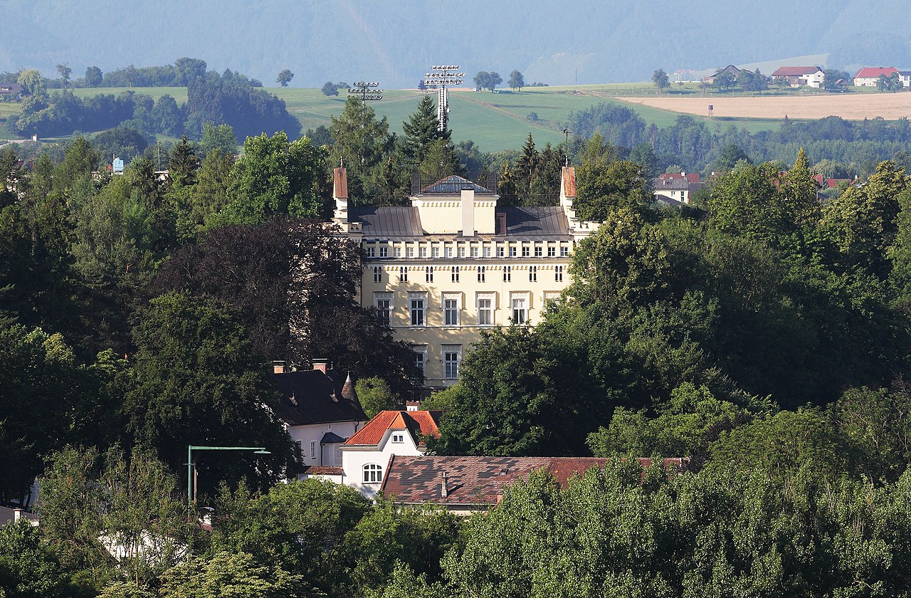 1280px-Blick_vom_Tabor_auf_Schloss_Vogelsang_-_16-07-2015.jpg