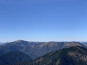 Blick vom Ötscher, aus nordöstlicher Richtung, auf das Dürrensteinmassiv. Rechts im Bild der Scheiblingstein (1622 m ü. A.) mit der Scheibe (1602 m ü. A.). Mittig der Bärenleitenkogel (1635 m ü. A.) und links der Dürrenstein.