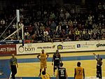 Borås Basket sätter en poäng i en fullsatt hall.