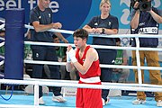 Deutsch: Boxen bei den Olympischen Jugendspielen 2018 Tag 12, 18. Oktober 2018 - Finale Leichtgewicht Mädchen – Junioren-Weltmeisterin und dreifache Juniorinnen-Europameisterin Caroline Sara DuBois (Großbritannien, blau) schlägt Juniorinnen-Asienmeisterin Porntip Buapa (Thailand, rot). English: Boxing at the 2018 Summer Youth Olympics on 18 October 2018 – Girls' lightweight Gold Medal Bout – Caroline Sara DuBois (Grat Britain, blue) wins over Porntip Buapa (Thailand, red). Español: Boxeo en los Juegos Olímpicos Juveniles de Verano de 2018 en 18 de octubre de 2018 - Combate de medalla de oro de peso ligero para niñas - Caroline Sara DuBois (Gran Bretaña, azul ) gana sobre Porntip Buapa (Tailandia, rojo).