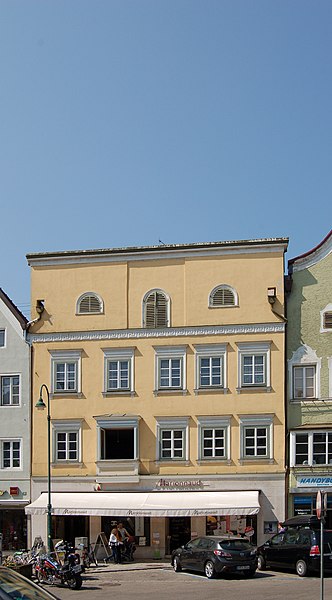 File:Braunau - Stadtplatz 18 I.jpg