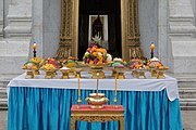 バンコクの仏教寺院の供物（花、果物、菓子、米、鶏肉、蝋燭など）