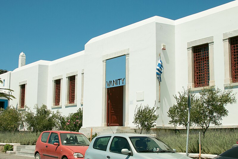 File:Building of the AM of Mykonos during the exhibition Vanity, 177282.jpg