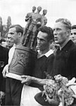 Гравці клубу «Вісмут Карл-Маркс-Штадт» з трофеєм після перемоги у 1955 році.