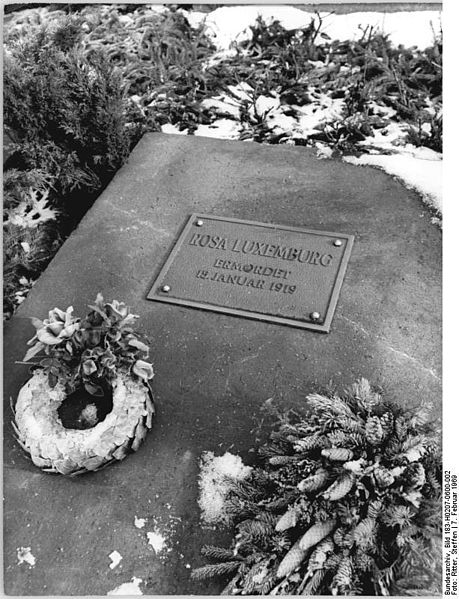 File:Bundesarchiv Bild 183-H0207-0600-002, Berlin-Friedrichsfelde, Zentralfriedhof, Gedenkstätte der Sozialisten, Grabmal Luxemburg.jpg