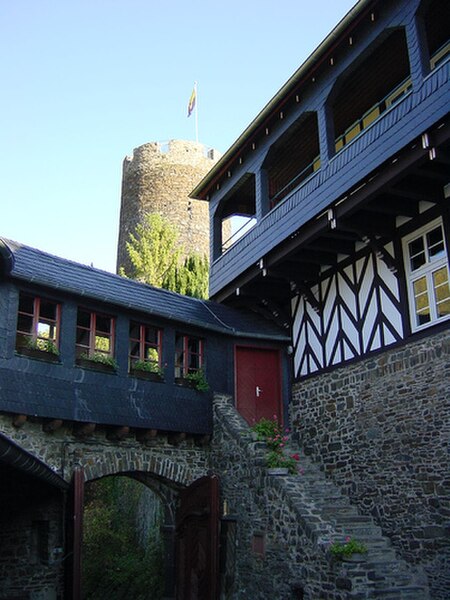 Burg Bischofstein unterer Burghof