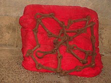 Chains found in a Roncesvalles church said to inspire the coat of arms of Navarre. Photographed at the Museum of Roncesvalles Cadenasescudodenavarra.JPG