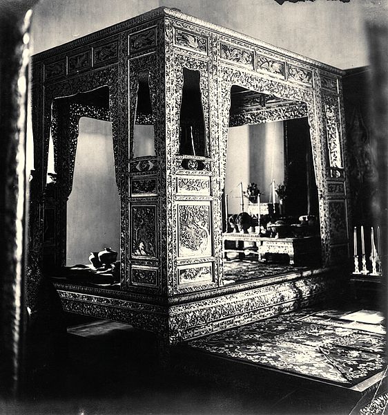 Canopy bed belonging to King Rama I inside the Chakkraphat Phiman Throne Hall inside the Grand Palace. All subsequent monarchs are required to sleep a