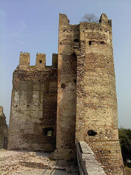 File:CastelloScaligeroValeggioSulMincioVeronaTorreTonda.jpg